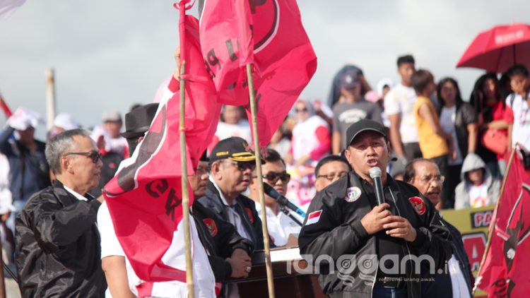 Sejumlah kepala daerah yang hadir dalam kampanye Jokowi-Ma'aruf di Padang menyampaikan orasinya (Foto: FZ)