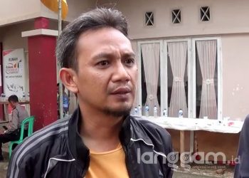 Komisioner KPU Pesisir Selatan, Medo Patria saat diwawancarai awak media (Foto: CU / Langgam.id)