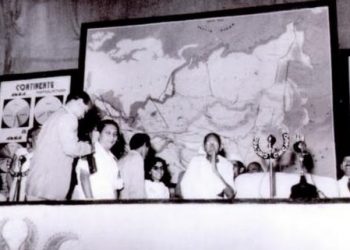 Perdana Menteri Sutan Sjahrir (kedua dari kiri) setelah menyampaikan pidato di India. Di foto juga tampak Mahatma Gandhi. (Foto; Koleksi Rosihan Anwar di Buku 'Sutan Sjahrir, True Democrat, Fighter for Humanity, 1909-1966')