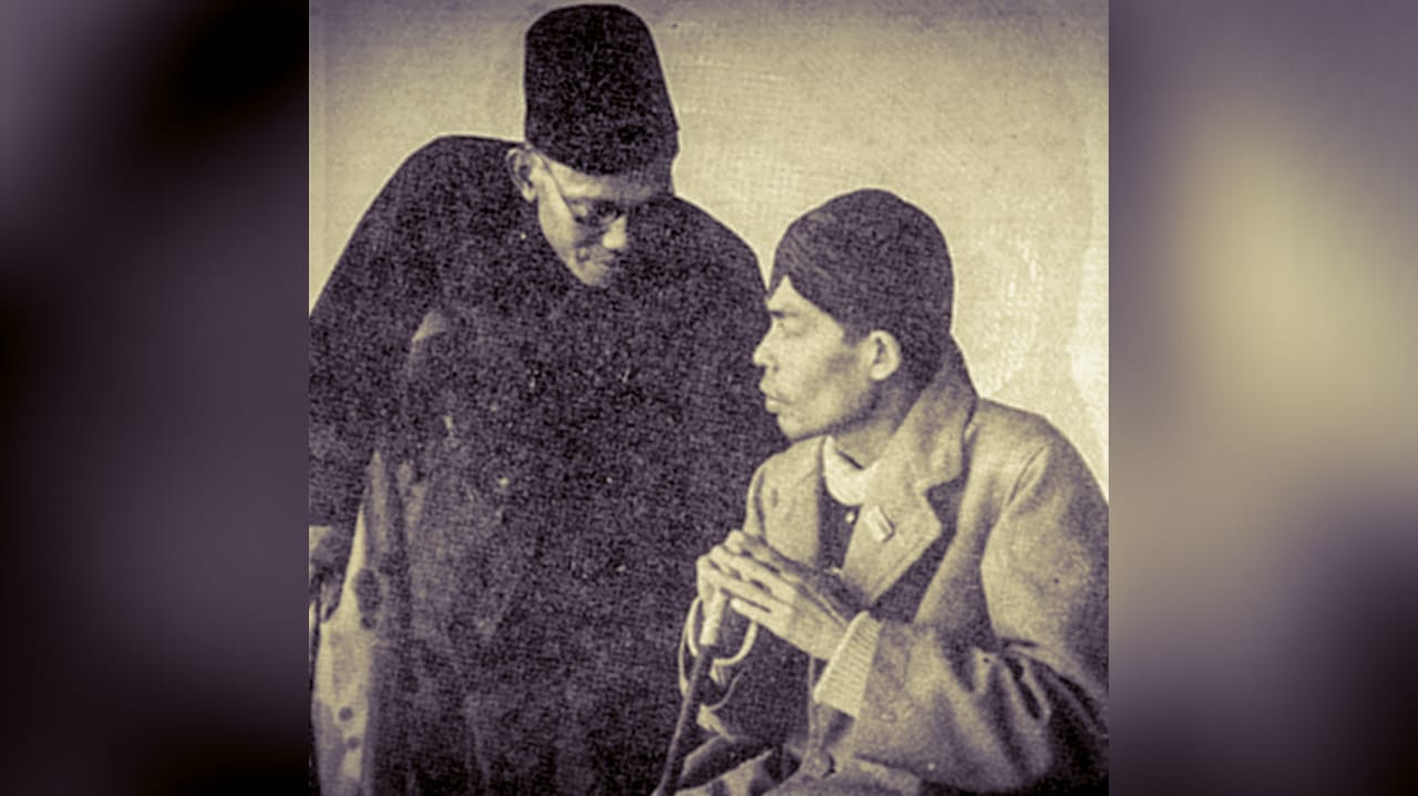 Ketua PDRI Mr. Sjafroeddin Prawiranegara dan Panglima Besar Jenderal Sudirman saat bertemu di Yogyakarta setelah PDRI. (Foto: Ist)