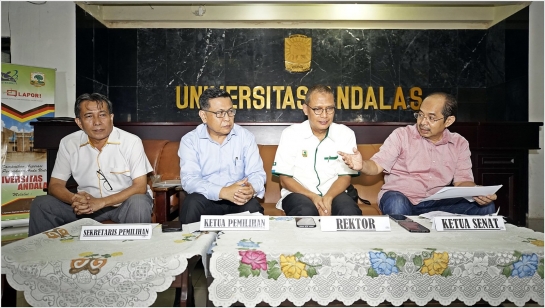 Konferensi pers pembukaan pendaftaran calon rektor Unand periode 2019-2023. Foto: Humas Unand