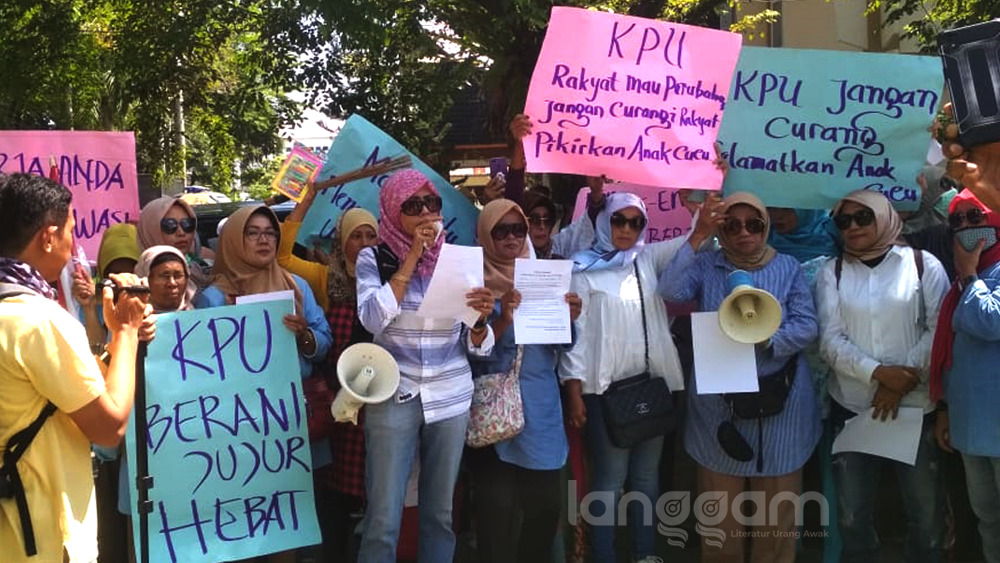 Makwaslu, Emak-Emak Pengawas Pemilu Gelar Aksi di Depan KPU Sumbar