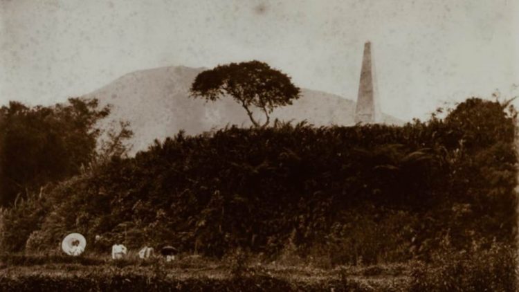 Monumen salah satu pertempuran dalam Perang Padri dekat Padang Panjang yang dibangun Pemerintah Hindia Belanda. Foto tahun 1910. (Foto: KITLV/leidenuniv.nl)