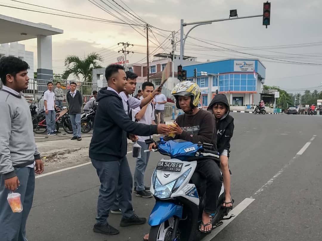 Bagi-bagi Takjil, Cara Siswa SMAN 1 Batusangkar Rayakan Kelulusan