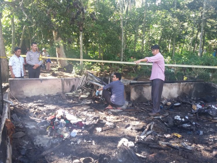 Petugas saat melakukan olah TKP pasca kebakaran di Kabupaten Solok (ist)