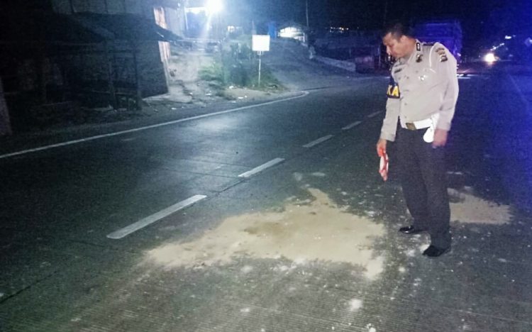 Petugas menunjukkan lokasi kecelakaan menewaskan seorang remaja di Jalan Solok-Padang (ist)