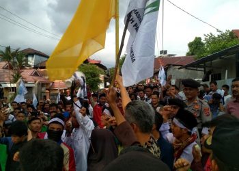 Ratusan mahasiswa unjuk rasa ke kantor KPU Sumbar (Rahmadi/langgam)