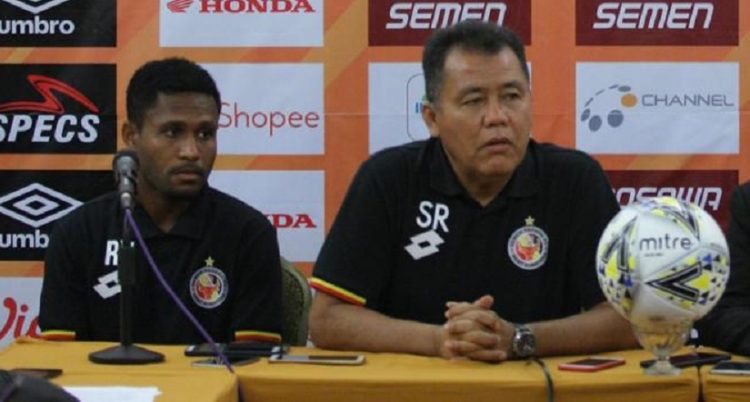 Pelatih Semen Padang FC Syafrianto Rulis dan pemain Fridolin saat konferensi pers persiapan lawan PSM Makassar. (Foto: Manajemen SPFC)