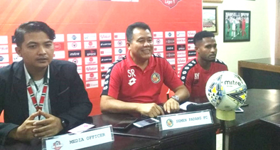 Pelatih Semen Padang FC Syafrianto Rusli (tengah). (Rahmadi)