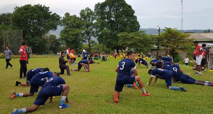 Semen Padang FC saat menggelar latihan terakhir jelang Ramadan di Lapangana Mess Indarung Padang, Jumat (3/5). (Hery Sikumbang)