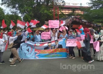 Ratusan pendukung Prabowo-Sandi di Sumbar melakukan demonstrasi ke kantor KPU Sumbar (Rahmadi/langgam.id)