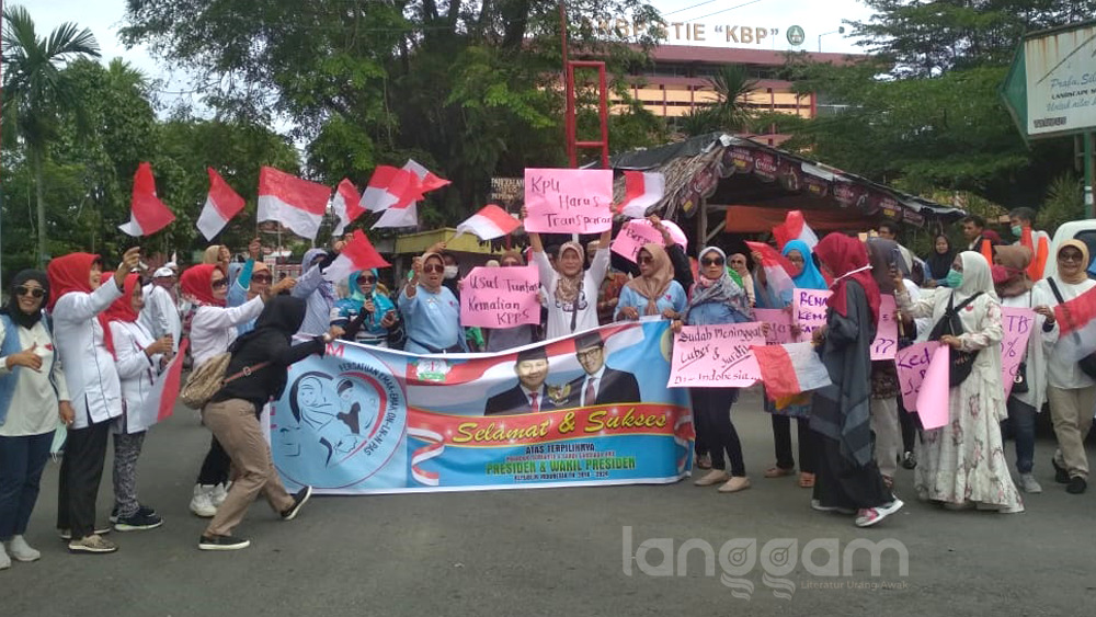 Demo dan Salat Gaib di KPU Sumbar, Pendukung Prabowo-Sandi Minta Diskualifikasi Capres 01