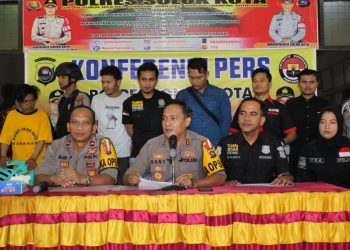 Kapolres Solok Kota AKBP Dony Setiawan saat menggelar jumpa pers penangkapan pembunuh jasad di Muara Panas (ist)