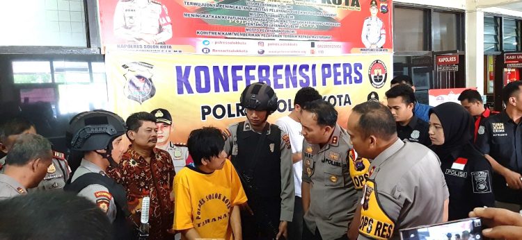 Kapolres Solok Kota AKBP Doni Setiawan saat mengintrogasi pelaku pembunuhan di Muara Panas (ist)