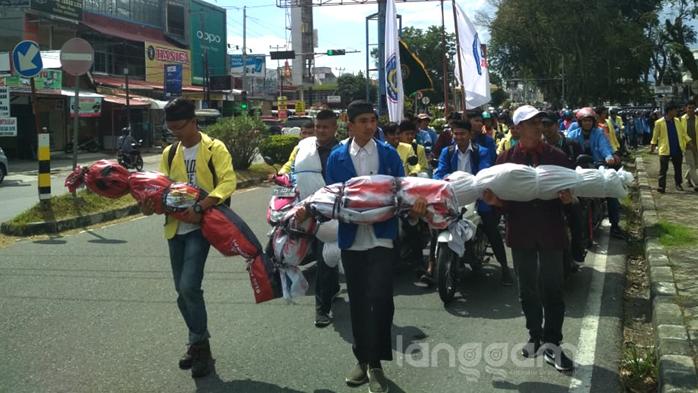 Tuntut Penyelidikan Kematian Anggota KPPS, Mahasiswa Serbu Kantor DPRD Sumbar