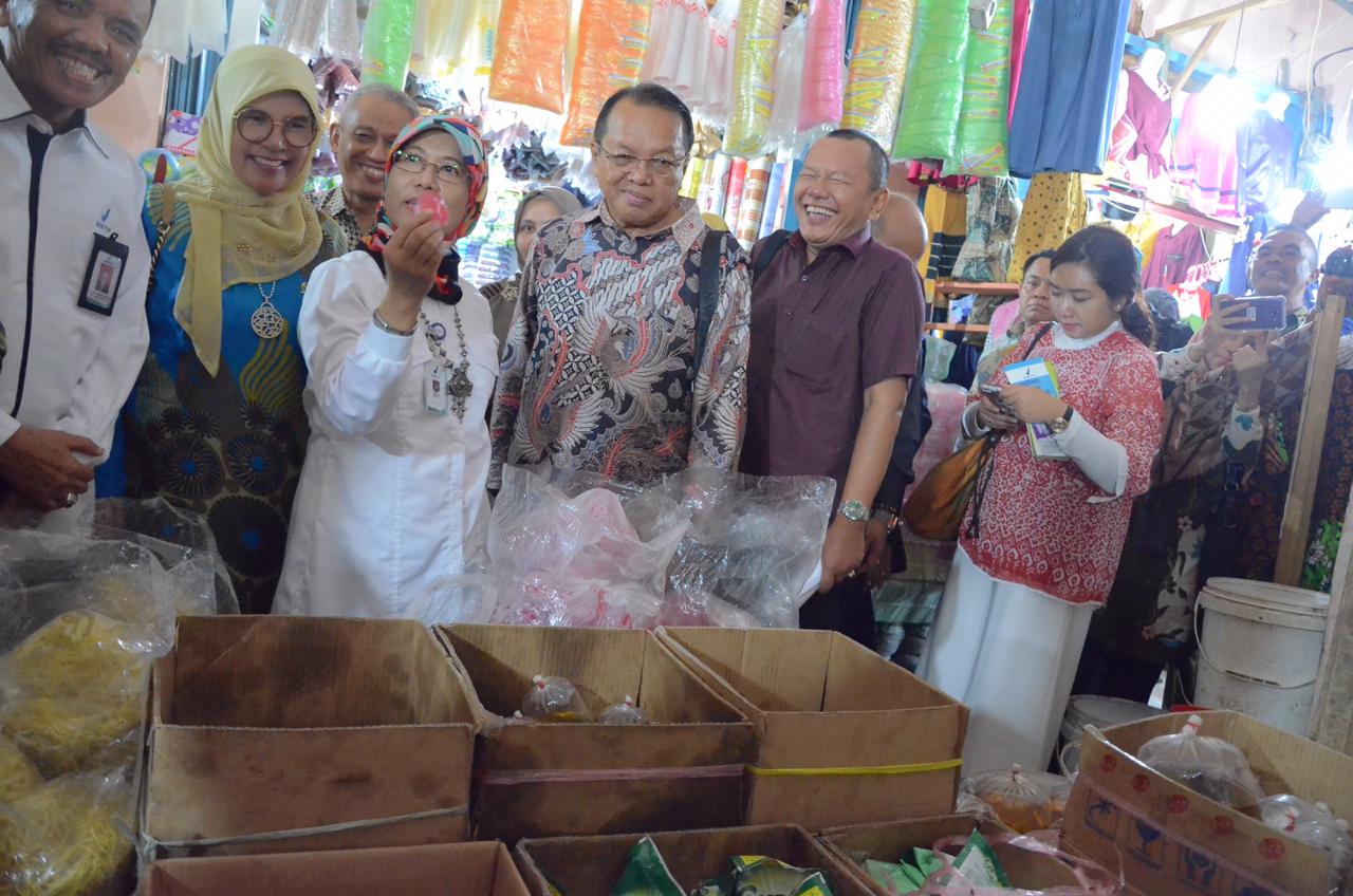 Sidak Makanan ke Pasar Lubuk Buaya, Anggota DPR RI Tak Temukan Bahan Berbahaya