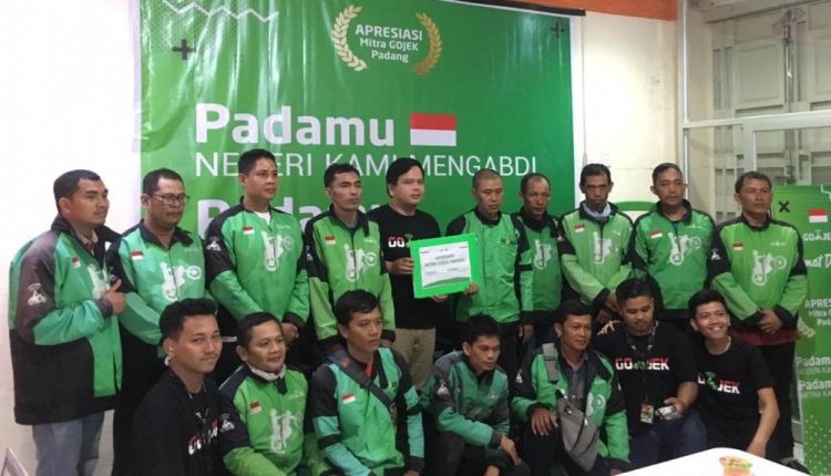 Gojek beri apresiasi kepada mitranya di Padang. (Foto: Gojek)