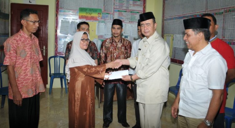 Wakil Gubernur Nasrul Abit menyerahkan santunan kepada keluarga salah satu korban. (Foto Humas Pemprov)