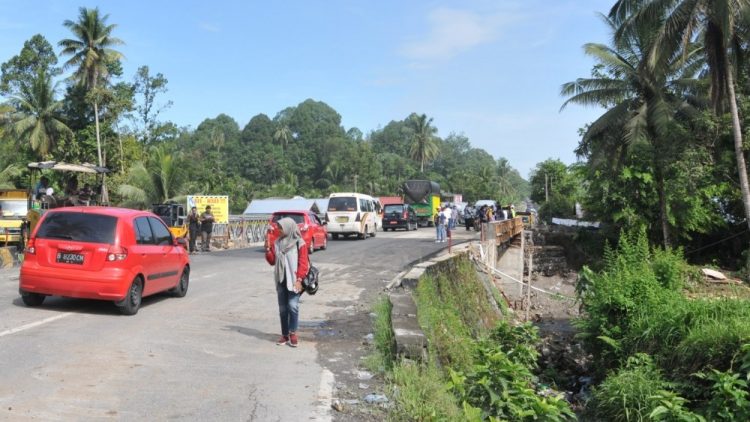 Jembatan Kayu Tanam sudah bisa kembali dilalui. (Foto: Humas Pemprov Sumbar)