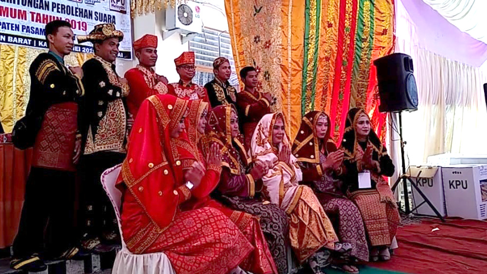 Cara KPU Pasaman Barat Menyatukan Perbedaan Dengan Pakaian Adat