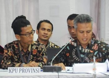 Ketua dan anggota KPU Sumbar saat rekepitulasi tingkat nasional. (Foto: Akun resmi FB KPU RI)