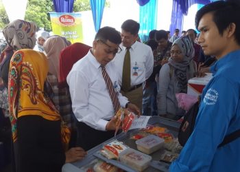 Kepala BI Sumbar Wahyu Purnama A memantau pasar murah di lapangan parkir kantor Bank Indonesia Perwakilan Sumbar. (Foto: Humas BI Sumbar)