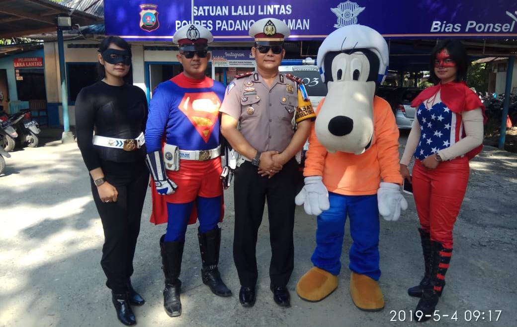Superman dan Wonder Woman Bantu Polisi Tertibkan Lalu Lintas di Padang Pariaman