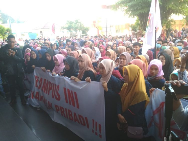 Ratusan mahasiswa STKIP PGRI Sumbar unjuk rasa (Rahmadi/langgam.id)