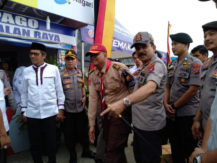 Gubernur Sumbar Irwan Prayitno dan Kapolda Sumbar Irjen Pol Fahkrizal saat meninjau pos pengamanan Lebaran di Padang  (Irwanda Saputra/langgam.id)