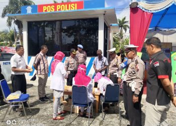 Polres Dharmasraya melakukan pemeriksaan tes urine sopir bus dan travel yang melintas di jalan lintas Sumatra kawasan Dharmasraya (ist)