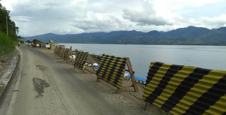 Titik ambles di pinggir Danau Singkarak, salah satu yang berpotensi mengakibatkan kemacetan. (Foto: Osh)