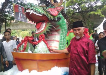Wali Kota Padang Mahyeldi Ansharullah saat membuka Festival Bakcang Ayam dan Lamang Baluo (Rahmadi/langgam.id)