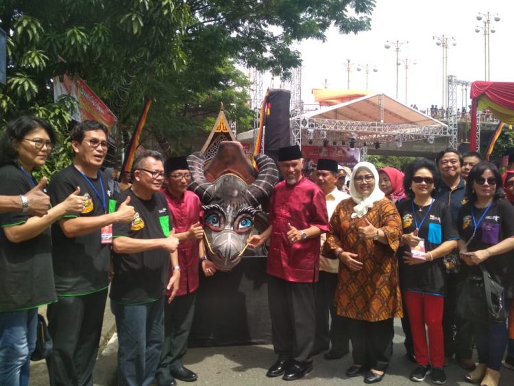 Wali Kota Padang Mahyeldi Ansharullah di sela-sela pembukaan Festival Bakcang Ayam dan Lamang Baluo (Rahmadi/lannggam.id)
