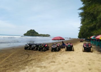 Kawasan Wisata Pantai Air Manis Padang. Padang Merupakan daerah yang melakukan pembatasan di tempat wisata saat libur Imlek. (Foto: Hendra M)