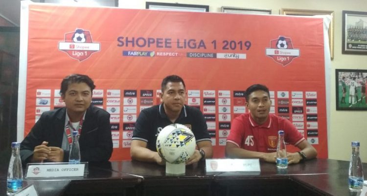 Pelatuh Perseru Badak Lampung FC Jan Saragih saat jumpa pers jelang lawan Semen Padang FC, Kamis (20/6)