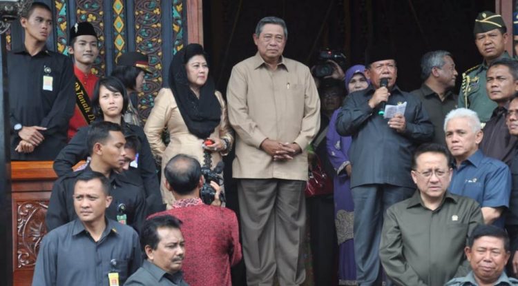 Ibu Negara Ani Yudhoyono mendampingi Presiden SBY saat mengunjungi Istano Basa Pagaruyung pada 30 Oktober 2013. (Foto; Andri)
