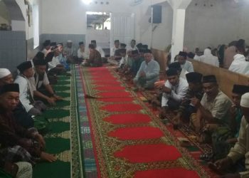 Jemaah Tarekat Naaqsabandiyah di Padang rayakan Idul Fitri. (Foto: Rahmadi)