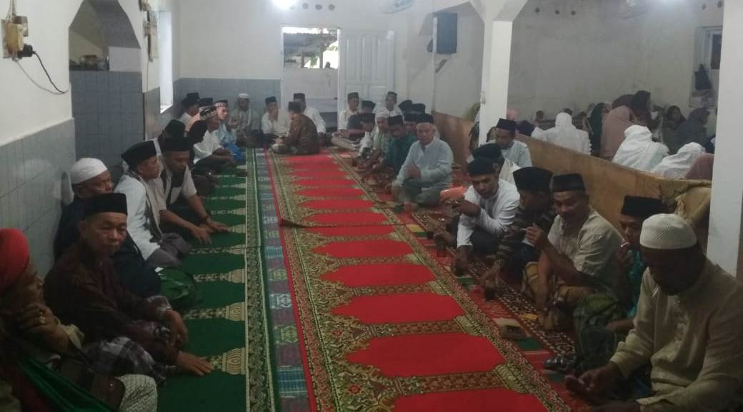 Jemaah Tarekat Naqsabandiyah di Padang Sudah Rayakan Idul Fitri