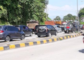 Kemacetan di Jalan By Pass Bukit Putus daru arah Padang menuju Pesisir Selatan. (Foto: Doc. Bobby Febrianda)