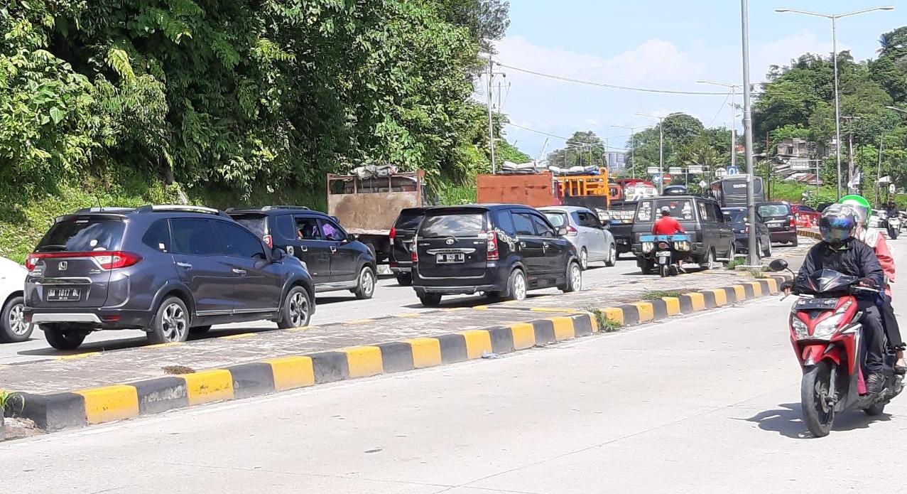 Jalur Padang Arah ke Pesisir Selatan Macet di Bukit Putus