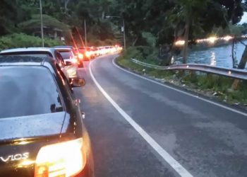 Kemacetan mengular di Jalan Lintas Sumatra, pinggir Danau Singkarak. (Foto: Osh)