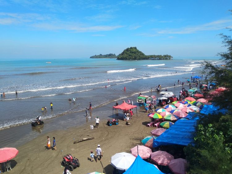 Pengunjung di Pantai Air Manis Padang (Irwanda/langgam.id)
