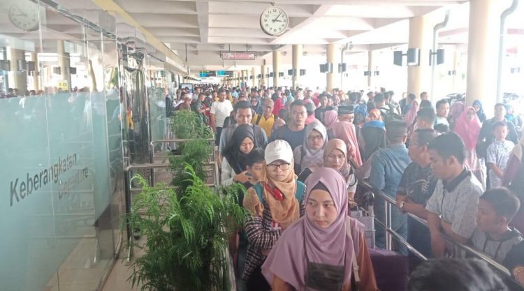 Penumpang antri masuk pintu keberangkatan di Bandara Minangkabau. (Foto: Humas BIM)
