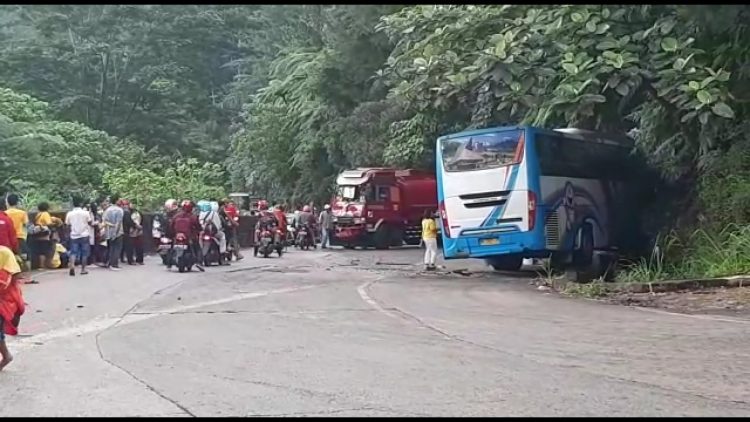 Kecelakaan bus dan 2 unit truk tangki Pertamina menimbulkan kemacetan di Sitinjau Lauik (ist)