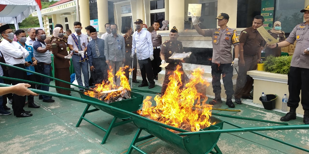 Tangani 100 Kasus Narkoba, Kejari Tanah Datar Musnahkan 368,95 Gram Sabu
