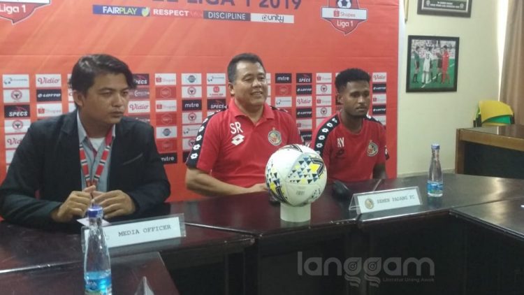 Pelatih Semen Padang Syafrianto Rusli dan Fridolin Kristof Yoku dalam jumpa pers. (Foto: Rahmadi)