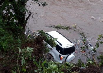 Mobil masuk ke sungai di Pesisir Selatan. (Foto: Polres Pessel/tribratanews,sumbar.polri.go.id)