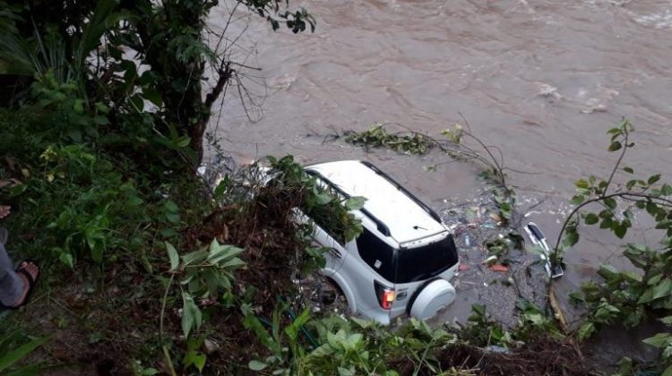 Mobil masuk ke sungai di Pesisir Selatan. (Foto: Polres Pessel/tribratanews,sumbar.polri.go.id)