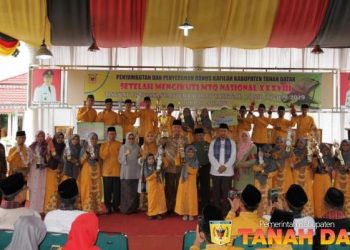 Bupati dan masyarakat Tanah Datar menyambut kafilah MTQ. (Foto: tanahdatar.go.id)