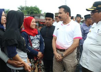 Kapolda Irjen Fakhrizal berdialog dengan masyarakat saat kunjungi Pasar Lubuk Alung yang terbakar. (Foto: Humas Polda Sumbar)